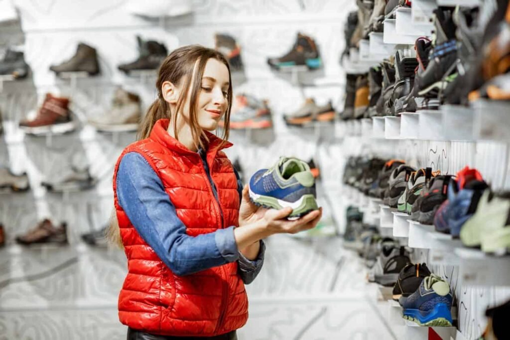 Persona eligiendo zapatos deportivos en una tienda